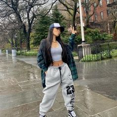 Pakaian Hipster, How To Have Style, 00s Mode, Streetwear Girl, Mia 3, Tomboy Outfits, Tomboy Style Outfits, Streetwear Fashion Women, Baggy Pants