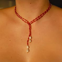 Collier enveloppant fait main avec des perles de rocaille en verre de haute qualité et de vraies perles d'eau douce. Le collier peut être porté de différentes manières. Fabriqué au Canada ! Matériaux : - Perles d'eau douce - Perles de verre Miyuki Longueur : 90 cm/36 pouces Conseils d'entretien : - Évitez l'exposition à l'eau, y compris la baignade et la douche - Tenir à l'écart des produits chimiques, y compris les parfums et les lotions Expédition : 5-15 jours Random Jewelry, Coral Beads Necklace, Diy Collier, Wrist Jewelry, Necklace Craft, Nobel Prize, Coral Beads, Beaded Necklaces, How To Make Beads