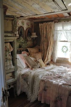 an old fashioned bedroom is decorated in pink and white