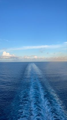 the back end of a boat traveling through the ocean