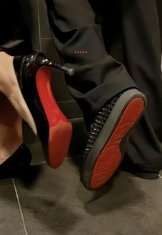 Heels Wallpaper, Black Suit Designs, Heo Peppa, Deadpool And Wolverine, Red High Heels, Movie Premiere, Suit Designs, Black High Heels