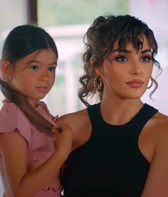 Hande Ercel Style, Natural Curly Hair Cuts, Turkish Actress, Curly Girl Method, Keto Lifestyle, Curly Hair With Bangs, Long Hair With Bangs, Hair Images, Hande Ercel