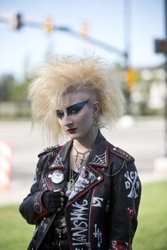 Punk Outfits 70s, Modern Punk Fashion, Horror Punk Fashion, Deathrock Fashion, Alt People, Punk Guys, Punk Rock Girls, Dark Gothic Fashion