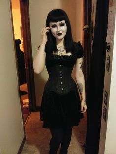 Fitted Black Gothic Costume, Black Fitted Gothic Costume, Simple Trad Goth Outfits, Perky Goth Outfits, Goth Poses, Goth Outfits Corset, Goth Casual Outfits, Trad Goth Dti Outfit, Goth Outfits Winter