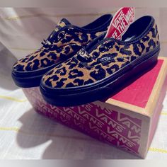 Vans, Authentic Style, Kids Size 11, Furry Leopard Print With Matching Leopard Laces. Brand New W Tags And Box. Cheetah Vans Outfit, Cheetah Vans, Pink Slip On Vans, Vans Shoes Old Skool, Leopard Vans, Hello Kitty Vans, Sport Life, Vans Vans, Pink Vans