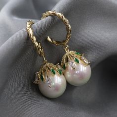 Vintage Royal Style Round Pearl Dangle Drop Earrings for Women in 14K – Huge Tomato Handmade Pearl Jewelry, Pearl Earrings Designs, Mirror Jewelry, Crystal Pearl Earrings, Pearl Jewelry Design, Free Mirror, Style Royal, Mother Of Pearl Jewelry, Royal Style