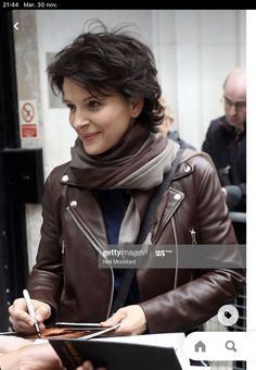 Juliet Binoche, Pale Olive Skin Tone, New Short Haircuts, New Short Hairstyles, England London, Short Curly Haircuts, Beautiful Shorts, Bbc Radio