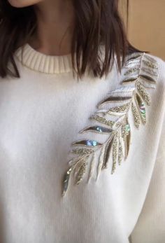 Вышивка бисером и пайетками. Идеи для вдохновения. Embroidery Fashion Detail, Clothes Embroidery Diy, Hand Beaded Embroidery, Couture Embroidery, Handmade Embroidery Designs, Bead Embroidery Patterns, Hand Work Embroidery, Embroidery On Clothes, Handwork Embroidery Design