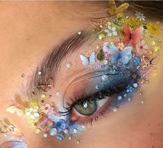 Dried Flower Makeup Look, Flower Fairy Makeup, Flowers On Face, Fairy Core Makeup, Flower Eyeshadow, Power Eyes, Garden Makeup, Traditional Makeup, Nature Makeup