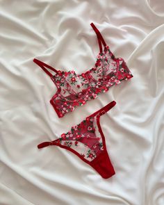 Mery Bra Set♥️🪭 Stokları tükenmek üzere! Devamı olmayacaktır. Satın almak için web sitemizi ziyaret edebilirsiniz 💌 Lounge Underware, Alexandra Daddario, August 19, Bra Set, Eye Candy, Lounge Wear, Lounge, Lingerie