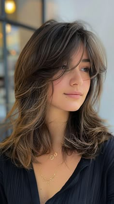 28 Trendy Feathered Haircuts for Your Next Style Adventure Bangs Haircut Ideas, Haircut Ideas Trendy, Bangs Haircut, Mid Length Hair With Layers, Trendy Hairstyle, Midlength Haircuts, Haircuts For Medium Hair, Mid Length Hair, Haircuts With Bangs