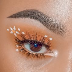 Simple Mushroom Makeup, Eye Makeup Designs Art, Layered Eyeliner, Makeup Looks Eyes, Floral Makeup Looks, Artistic Makeup Creative, Easter Makeup Ideas, Art Makeup Looks, Fun Eyeliner Looks