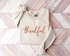 "Thankful Embroidered Crewneck Sweatshirt Embroidered Thanksgiving Sweatshirt for Women, Thankful Sweatshirt, Minimalist Thanksgiving Shirt, Cute Fall Crewneck Sweatshirt Orange Tan This listing is for ONE (1) CREWNECK SWEATSHIRT with embroidered \"thankful\" script. ★Machine washable ★Comfortable & flattering fit ★High quality prints that last SHIRT DESIGN ★Our sweatshirts are created with the latest in embroidery technology. The high-quality embroidery process creates a stylish and premium loo Fur Coat Men, Thankful Sweatshirt, Ugly Sweater Diy, Thanksgiving Sweatshirt, Camp Style, Thanksgiving Shirt, Football Outfits, Comfy Sweatshirt, Thanksgiving Outfit