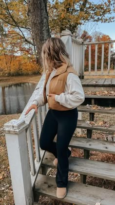 Negative Weather Outfit, Clothes For 50 Degree Weather, Cute Fall Outfits Comfy, Hairstylist Fits, Casual Windy Day Outfit, Cloudy Weather Outfit, Canada Winter Fashion, Hairdresser Outfit, Cabin Weekend Outfit