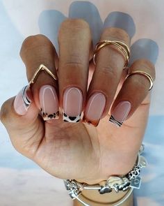 PIN: elianox | IG: erynmaund_ Short Nail Animal Print, Bodysuit Party Outfit, Abstract Short Nails, Fall Acrylic Nails Short, Designs For Short Nails, Nagellack Trends, Nail Time, Drip Nails