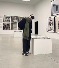 Art Gallery Men Outfit, Men Art Gallery Outfit, Art Gallery Outfits Men, Men Autumn Outfit Aesthetic, Art Gallery Outfit Aesthetic Men, Prep Street Style, Preppy Winter Outfits Men, Scarves Outfits Men, Winter Outfit Aesthetic Men