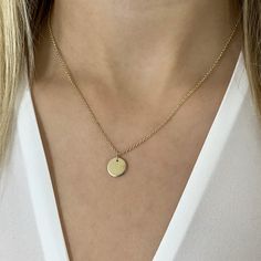 Fine round anchor chain (1.2 mm), with a round plate pendant made of 585 yellow gold (14 carat). The pendant can be made with a diameter of 6 mm, 8 mm or 10 mm. The surface of the round plate is highly polished, which makes this simple chain shine beautifully. The chain can be worn in 2 different lengths thanks to an integrated intermediate eyelet, meaning that the specified chain lengths can be worn 2 cm shorter. The chain is closed with a spring ring. The whole thing is handmade in our jewelry Simple Chain, Filigree Necklaces, Anchor Chain, Necklace Bridal, Jewelry Workshop, Disc Pendant, Matching Rings, Matching Bracelets, Jewelry Case