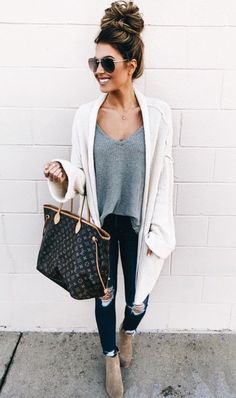 White cardigan over gray top and black distressed denim jeans. Neutral Spring Outfit, Summer 22, Legging Outfits, Clothes Summer, Black Women Fashion, White Cardigan, Inspired Outfits, Winter Clothes