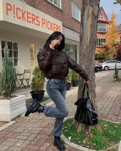 Fall Winter Makeup, Comfy Minimalist, Formal Streetwear, Grunge Tops, Leather Puffer Jacket, Leather Puffer, Winter Outfits Aesthetic, Winter Makeup, Skirt Shorts