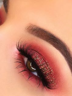 Christmas eyeshadow look: red eyes with gold glitter Simple Red Hoco Makeup, Red Quince Makeup, Red Eye Makeup Looks, Red Prom Makeup, Quince Makeup, Christmas Eyeshadow, Red Quince