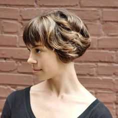 Amalie Haircut, Pixie French Bob, French Micro Bob, Short French Bob With Bangs, Ear Length Hair, Short French Bob, Long Angled Bob Hairstyles, Micro Bob, French Haircut