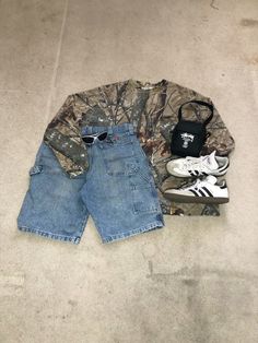 Longsleeve camo shirt / jorts / adidas sambas / stüssy bag / depop: alexmouritsen Camo Shirt Men Outfit, Camo Tee Outfit, Camo Shirt Outfit, Hoodie Outfit Men, Spring Outfit Idea, Adidas Sambas, Camo Shirt, Camo Outfits, Fashion Men Streetwear