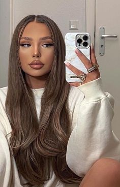 Make Up Ideas Blonde, Brown Hair Tan Skin, Medium Length Brown Hair, Hair Color For Brown Skin, Long Sleek Hair, Blonde Hair Brown Eyes, Chocolate Brown Hair Color