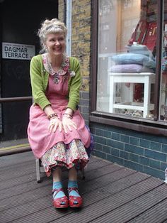 lovely miss elvis: Julie Arkell (knit to embroidery) Mode Over 50, Julie Arkell, Advanced Style, Ageless Style, Skirt Maxi, Ageless Beauty