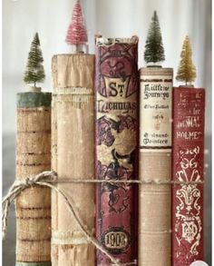 Bookish Christmas Decor, Christmas Book Decor, Vintage Christmas Books, Christmas Bookshelves, Christmas Bookcase, Vintage Books Display, Christmas Bookshelf, Vintage Book Decor