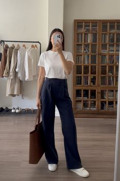 Blue Trousers Outfit, Tailored Pants Outfit, Outfits For The Office, Wide Leg Trousers Outfit, Pants Outfit Work, Smart Casual Women, Casual Work Outfits Women