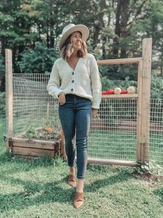 Button Cardigan Outfit, Modest Spring Outfits, High Waisted Jeans Outfit, White High Waisted Jeans, Simple Spring Outfits, Spring Teacher Outfits, Linen Pants Outfit, Modest Outfit Ideas, High Waisted Black Jeans