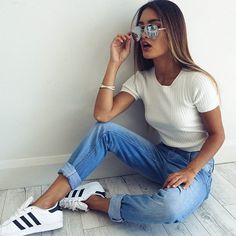 No importa si el día está soleado o nublado. Mini Outfit, 90's Fashion, Tumblr Outfits, Outfit Jeans, Cooler Look, Outfit Trends, Outfit Goals, On The Floor, Looks Style