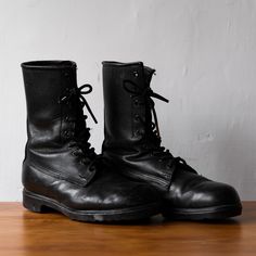 Vintage Military Style Boots SIZE US7E ◇Shipping is all from Asia, ◇All products are shipped by EMS, please include shipping costs. ◇Negotiate only accept payment with PAYPAL Welcome to our online store https://bansecondhandgoods.com/ Worldwide Shipping The official website provides credit card services, please contact us via private message if necessary. Find us IG: ban_secondhand_goods Thank you for checking us out :) Military Style Steel Toe Boots, Military Steel Toe Round Toe Boots, Leather Military Boots For Winter, Winter Military Leather Boots, Military Leather Boots For Winter, Leather Military Combat Boots With Round Toe, Military Leather Combat Boots With Round Toe, Military Lace-up Leather Boots, Military Style Boots