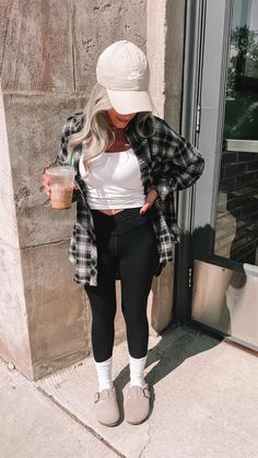 Save this pin for outfit inspo 📌 Lazy Fall Outfits, Minimalist Ootd, Mom Outfits Fall, Trendy Mom Outfits, Birkenstock Clogs, Birkenstock Outfit, Outfit Minimalist, Cozy Fall Outfits, Cute Lazy Day Outfits