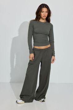 These sweats come with the widest legs for the comfiest girls. Features - Drawstring at elasticized waistband - Two-pocket styling - Ultra soft fleece lining Size & Fit - Fit: Relaxed + Wide Leg - Rise: High - Model is wearing size S Materials & Care - Content: 75% cotton, 25% recycled polyester - Care: Machine wash, cold - Imported Sweat Pants With Pockets, Baggy Wide Leg Sweatpants, Womens Baggy Pants, Low Rise Baggy Sweatpants, Woman Lounge Wear, Comfortable Street Wear, Gray Sweatpants Women, Skims Sweatpants Outfit, Loose Workout Clothes