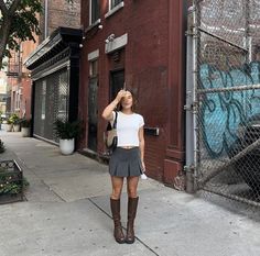 new york, new york Brown Boots Outfit, Outfit Minimalist, New York Outfits, High Leather Boots, Brown Handbag, Outfit Inspo Fall, New York New York, Simple Jewelry, Basic Tee