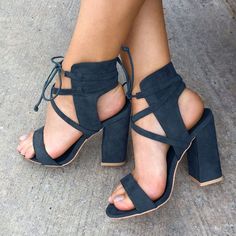 ♕pinterest/amymckeown5 Ankle Strap Chunky Heels, Chunky Heel Sandals, Chunky Heel Shoes, Roman Fashion, Chunky Heels Sandals