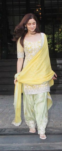 Salwar Suit Designs Neckline, Punjabi Salwar Suits Simple Casual Indian Fashion, Kurti Suits For Women, Office Looks For Women Indian, Green Patiala Suit, Trendy Punjabi Suits, Punjabi Patiala Suit, Shaadi Outfits, Chammak Challo