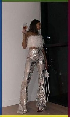 Glitz And Glam Outfit, Beyonce Concert Outfit, Look Disco, Casual Christmas Party, Casual Christmas Party Outfit, Silver Pants, Chique Outfit, Makeup Tip, Christmas Party Outfit