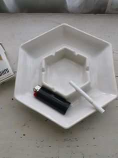 "Vintage Ashtray White Hexagonal Haeger Pottery Beautiful minimalist ashtray Excellent condition. No issues 1.5 inches tall by 9 inches in diameter. For more cool vintage stuff visit https://www.etsy.com/shop/MissMariasVintage Please note that this is a vintage item has been pre loved and pre used I attempt to show the beauty and unique qualities in these pieces, and point out flaws, wear and \"imperfections\" Please use the photos and consider them to be part of the description. If you have any Pinch Pot Ashtray, Ashtray Design Ideas, Ashtray Ceramic Design, Cool Ashtrays Resin, Pottery Ashtray Aesthetic, Ceramic Ashtray Ideas, Diy Ashtray Homemade, Clay Ashtray Diy