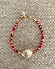 Buntes Perlenarmband mit Statement Süßwasserperle und Golddetails ✨ Der Verschluss ist 14k gold filled! Colorful Pearl Bracelet, Bracelet Pearl Ideas, Pearl Bracelet Ideas, Summer Beaded Bracelets, Bracelets Pearls