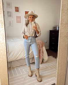 Casual Fall Outfits With Hat, Outfits With Beige Shoes, Cute Fall Outfits With Boots, Joggers With Uggs Outfit, Beige Chelsea Boots For Spring, Trendy Fall Outfits 2022, White Ankle Boots Outfit Fall 2022, Las Vegas Fall Outfit Ideas 2022, Fall Winery Outfits 2022