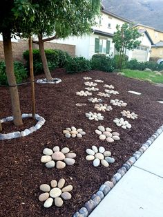 Use of rocks to decorate front yard. No wasted water and no care. Simple and inexpensive. Easy Landscaping Front Yard, Rock Walkway, Simple Landscaping Ideas, Patio Slabs, Front Garden Landscape, Small Front Yard Landscaping, Rock Garden Design, Front Yard Garden Design, Corner Garden