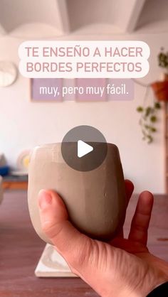 a person holding a cup in their hand with the caption te enseno a hacer bordos perfectos