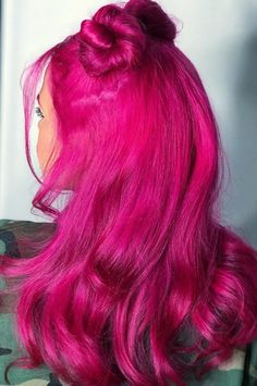 Fuschia Hair Magenta, Pretty Haircolors, Dyed Haircuts, Fuschia Hair, Edgy Hair Color, Haircuts To Try, Magenta Hair, Hot Pink Hair, Coloured Hair