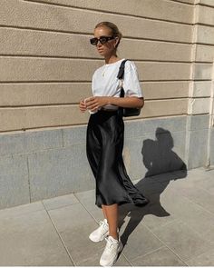 Midi Rok Outfit, Silk Skirt Outfit, Silk Slip Skirt, Midi Outfits, Black Silk Skirt, Rok Outfit, Midi Skirt Outfit, Rock Outfit, Summer Work Outfits