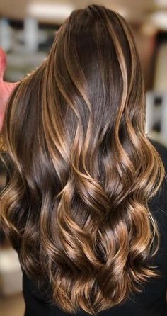 Rambut Brunette, Fall Hair Color Trends, Brown Hair With Blonde Highlights, Caramel Highlights, Brunette Balayage Hair, Long Hair Color, Hair Color Highlights