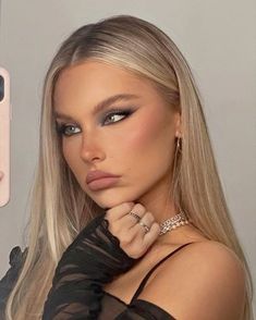 Brookelle Mckenzie, Blowout Hairstyle, Glamour Makeup Looks, Makeup Looks Natural Full Face, Women's Haircut, Mekap Mata, 20 Makeup, Prom Eye Makeup, Prom Makeup Looks