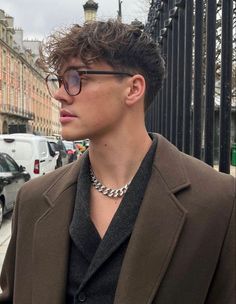 Mens Taper Fade Haircut Medium, Guy Haircuts Fade, Mens Haircut Long On Top Wavy, Curly Fringe Men, Short Hair Ideas For Men, Male Haircuts Straight Hair, Fringe Haircut Men, Male Haircuts, Bf Goals