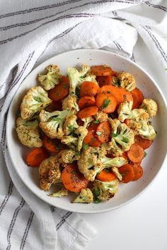 Easy Roasted Cauliflower and Carrots - Talking Meals Roasted Cauliflower And Carrots, Veggies For Dinner, Easy Roasted Cauliflower, Cauliflower Roasted, Parmesan Green Beans, Roasted Cauliflower Recipes, Delicious Veggies, Carrot Recipes, Roasted Carrots